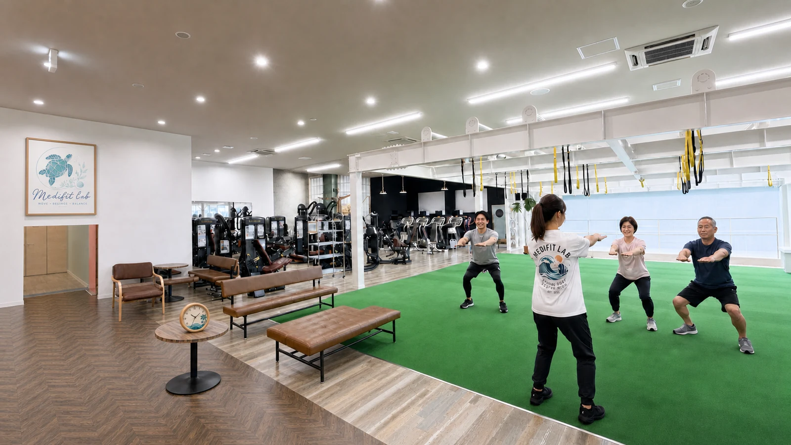 前橋市のトレーニングジム Medifit Lab の人工芝エリアでサーキットトレーニングを行うトレーナーと会員