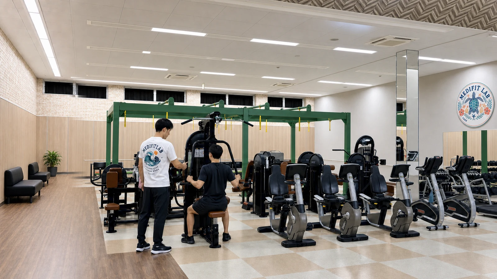 前橋市のトレーニングジム Medifit Lab でマシンの使い方を案内するスタッフ